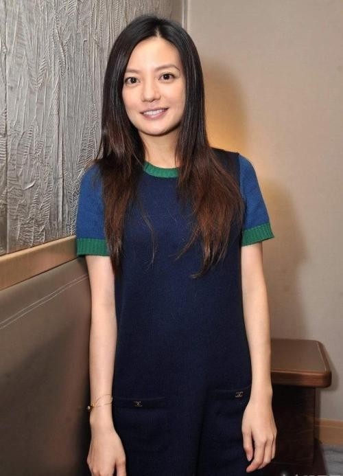 赵薇晒出妈妈美照庆生：送超大捧花有孝心