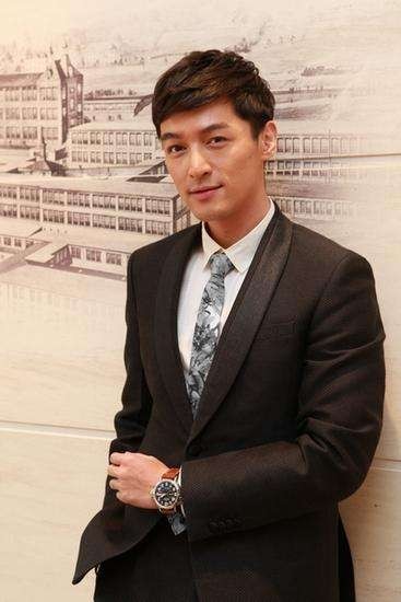 网友分享和胡歌合影：称赞本人超帅超级好