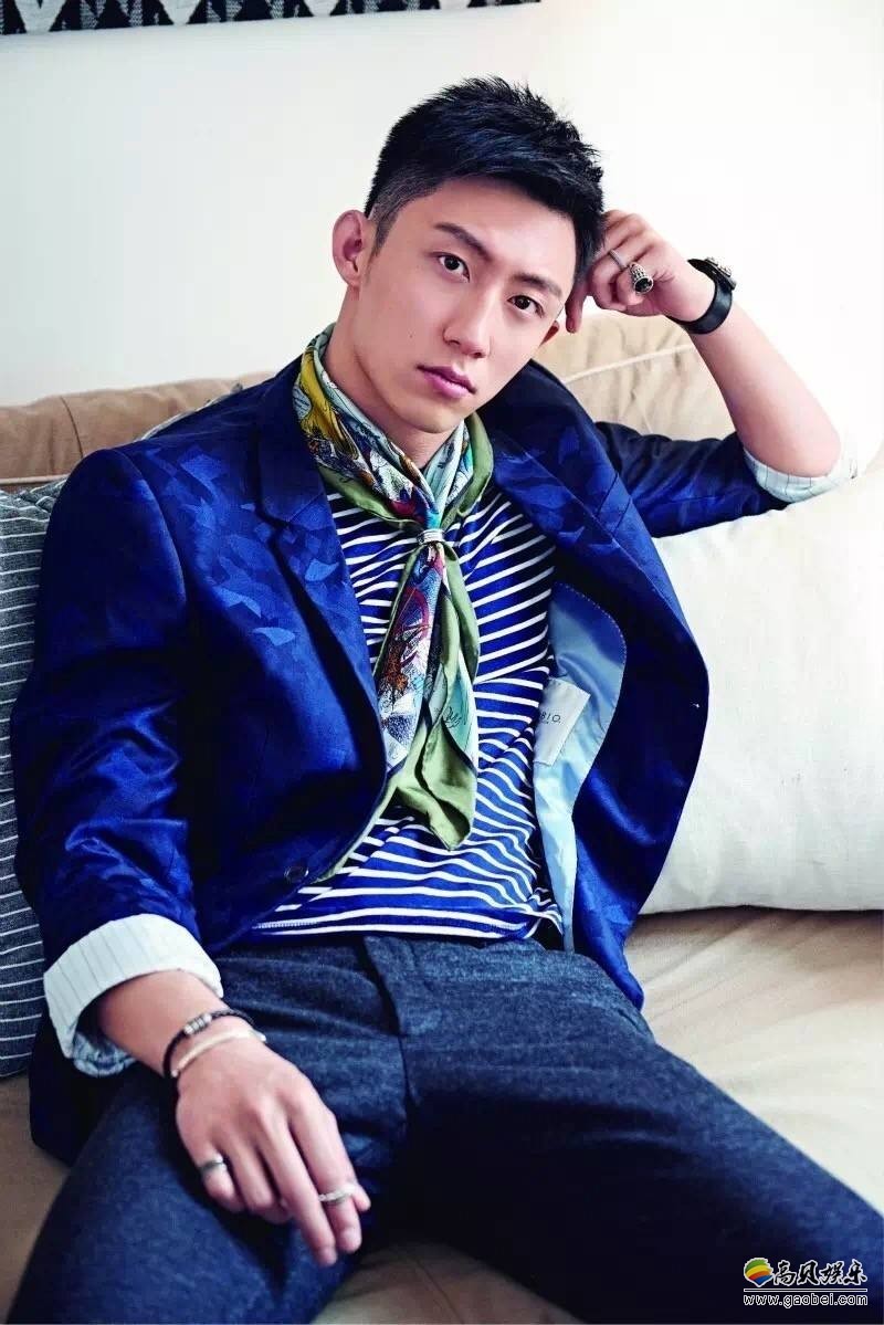 黄景瑜立冬提醒记得吃饺子：晒出超萌自拍