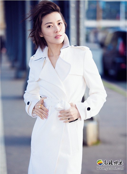 常思思巴黎街头大片：白色风衣，法式优雅