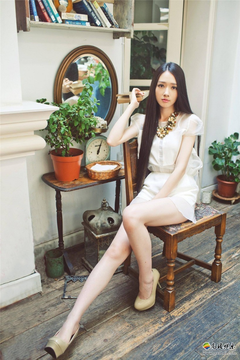 郭碧婷微博晒美照：秀出大长腿，性感迷人