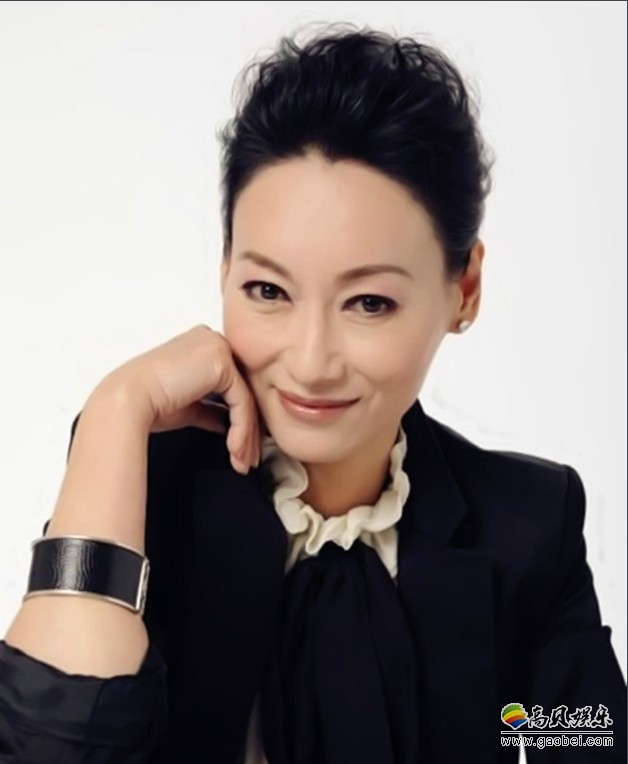 惠英红晒出酒店拍摄照：散发成熟女性魅力