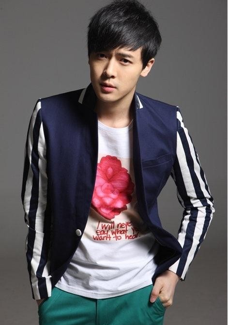 付辛博现身首都机场：气场强大，率性十足