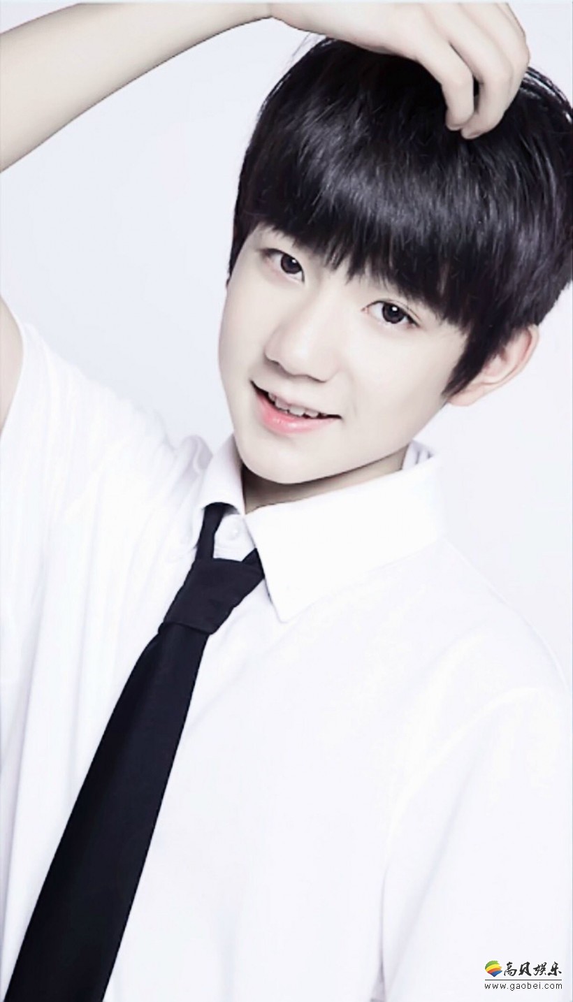 易烊千玺晒“黑照”：为王源送上生日祝福