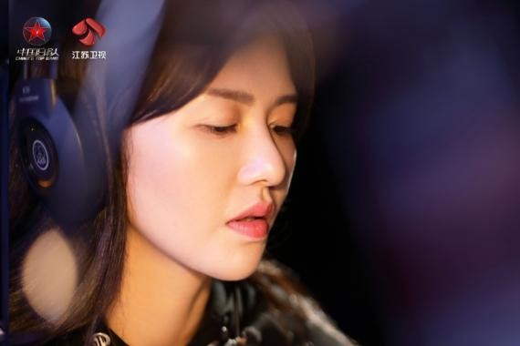 《中国乐队》开播：谭维维神秘身份，即将上线