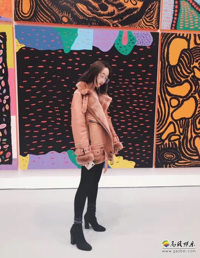 蒋梦婕发布美照：化身文艺少女，造型时尚俏皮