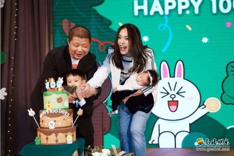 姚晨晒女儿庆生照：一家四口开怀大笑，温馨有爱