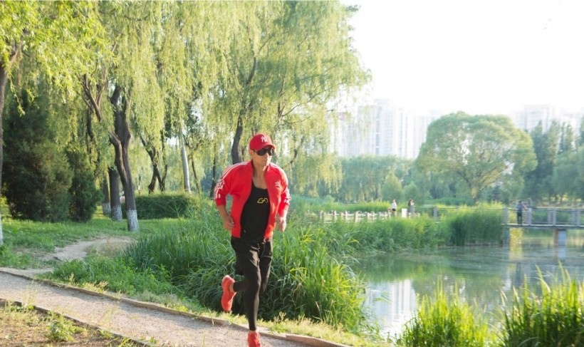 赵文卓时尚感“跑男”照：跑步动作娴熟，有型有款