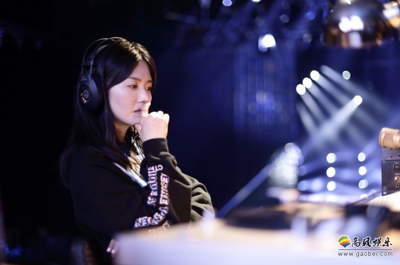《中国乐队》谭维维化身电台DJ：串场推荐登台乐队