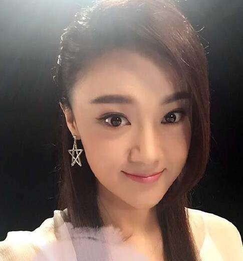 玖月奇迹王小玮晒出生活照：修长双腿，调皮可爱