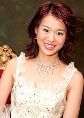 胡杏儿晒出儿子照片：黑超遮面，肉嘟嘟，尽显萌态
