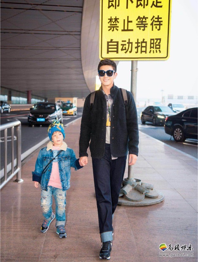 杜江＆嗯哼现身首都机场：两人酷帅有型＋激萌可爱