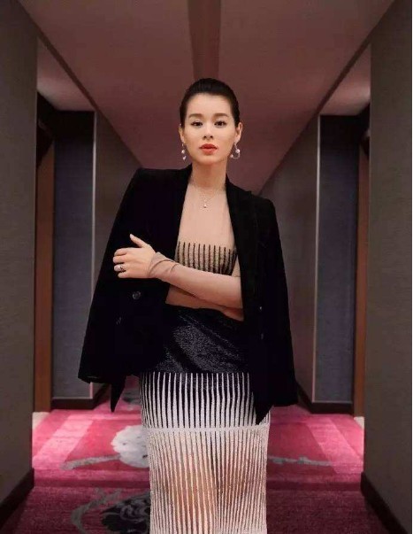 胡杏儿晒照片，庆祝儿子满月：干妈胡定欣大赞可爱