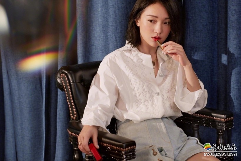 周迅微博分享美照：擦涂口红，慵懒随性，格外撩人