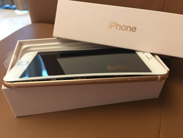 苹果iPhone8十连裂，美国再现两例面板“爆裂”