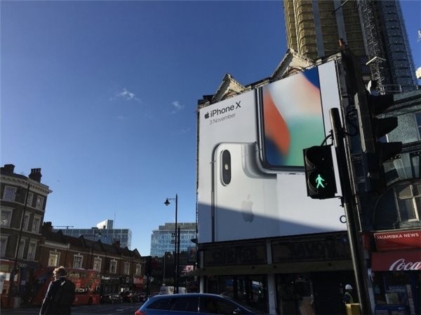 [回顾贴]即将上市：苹果iPhone X广告牌现身街头