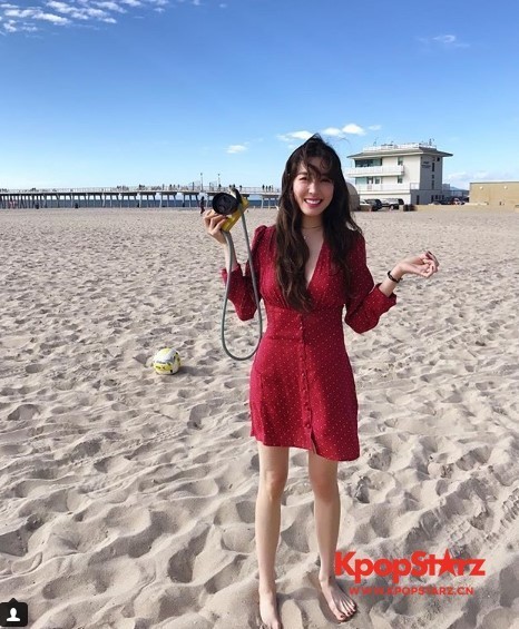 Tiffany美国的近照公开  美国加利福利亚州海滩为背景灿烂笑着