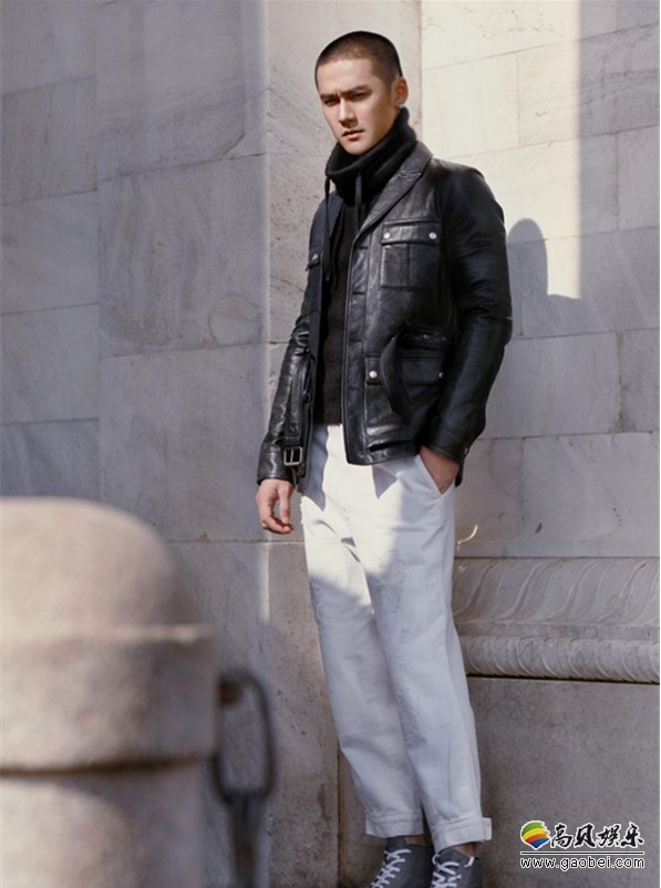 蒋劲夫米兰街头街拍：优雅又帅气，元气十足