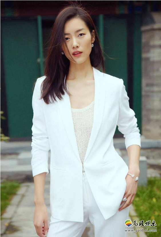 刘雯晒出近照：“大表姐”稻田穿梭，很唯美