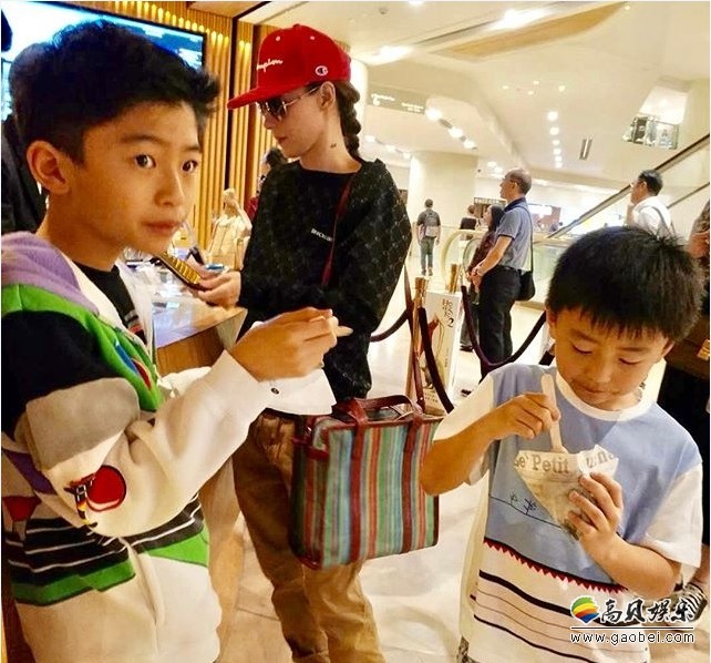 张柏芝带着俩儿子商场：吃逛拍照，气氛欢乐