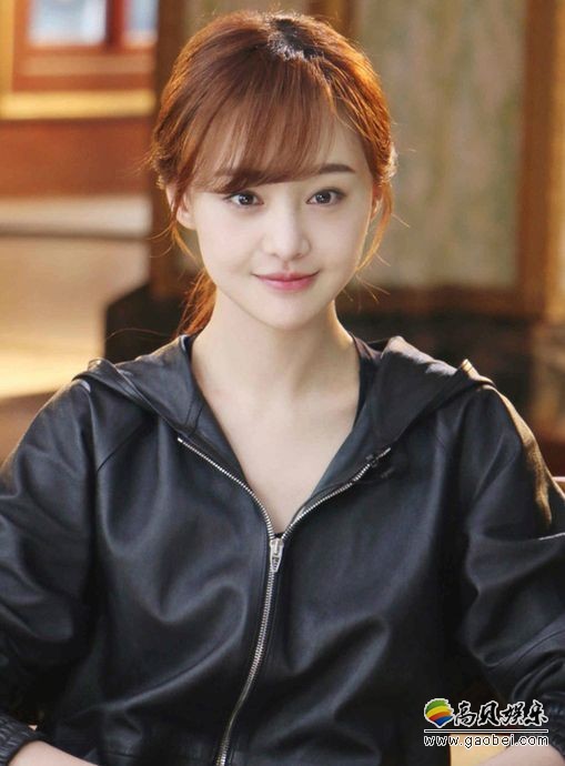 郑爽路透照曝光：黑色风衣，性感红唇，亮眼