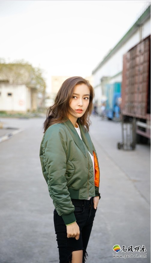 Angelababy秋冬街拍：轻松随意，时髦保暖