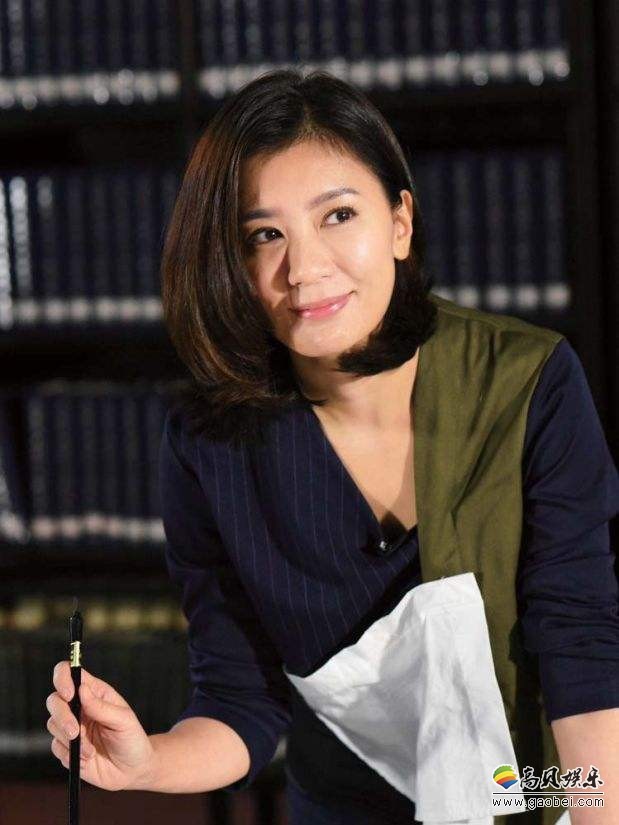 贾静雯新书苦练签名，笑到脸歪“自黑”无下限