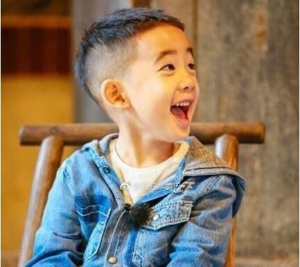 Jasper弹吉他：给应采儿唱生日歌，小奶音萌化
