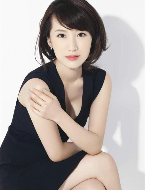 李念穿印有“刘嘉玲童年”照片T恤：甜笑似少女