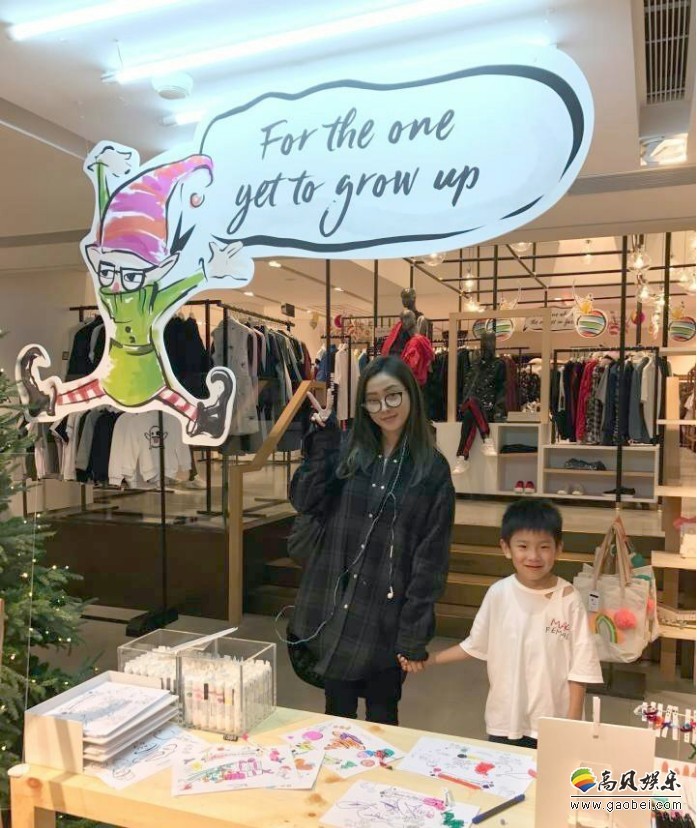 网友偶遇张天爱照片：牵手小朋友，场面格外温馨