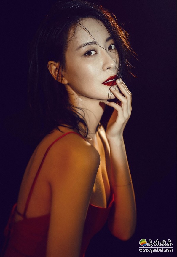 王乐君光影大片：暗黄色光影下，眼神颇具故事感