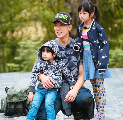 吴尊晒出化身“保镖”保护孩子照片：架势十足又有趣
