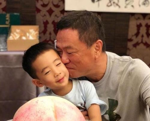 应采儿老爸微博晒出和外孙Jasper合影：画面温馨有爱