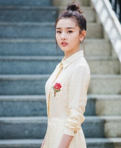 宋祖儿晒出复古风唯美照片：侧颜精致，满脸胶原蛋白