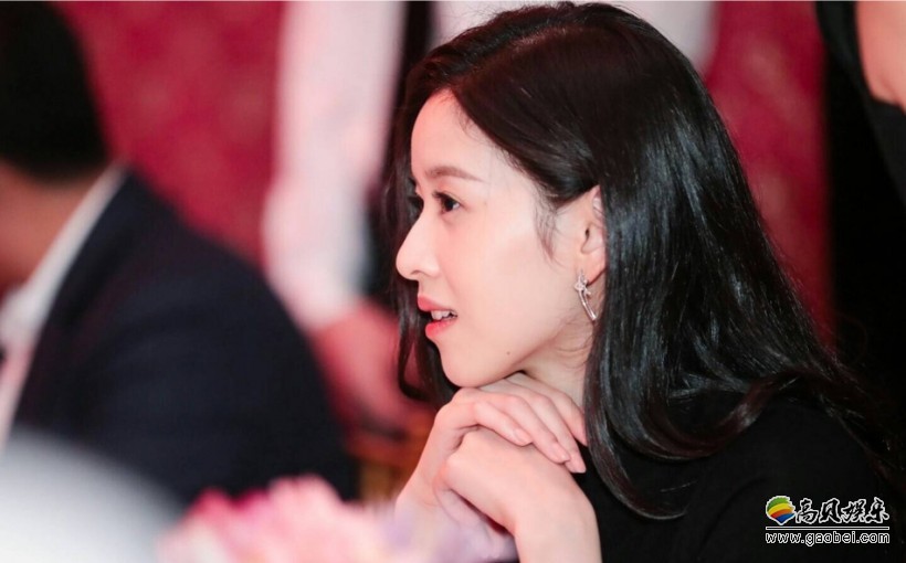 奶茶妹妹章泽天，现身当代艺术博览会：尽显优雅柔美