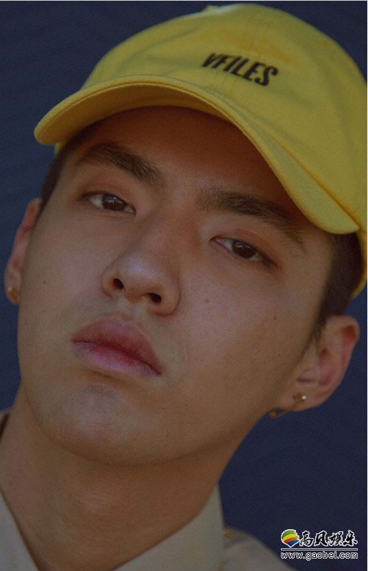 吴亦凡登上《i-D》版面并接受专访：展现真实硬朗面貌　