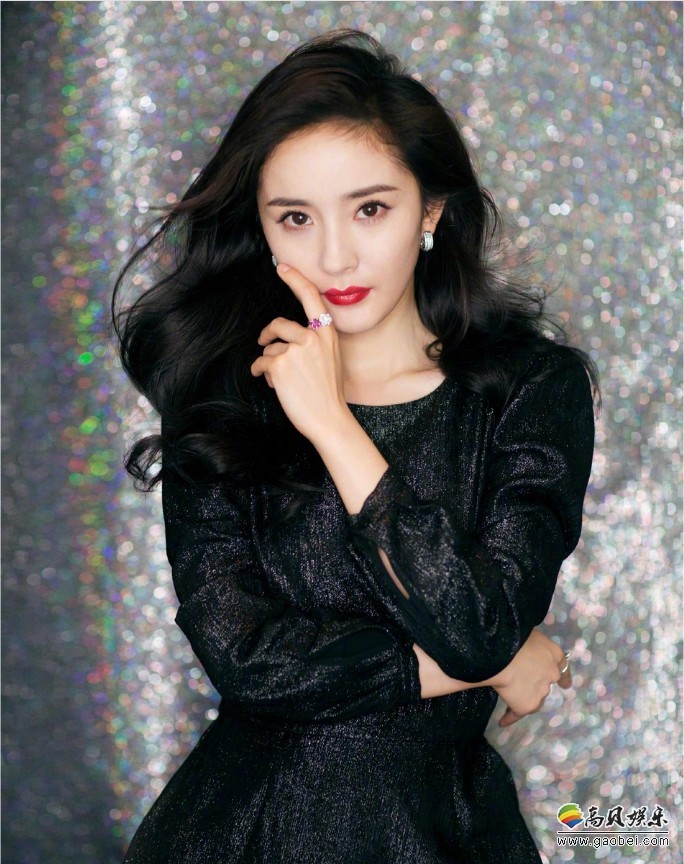 杨幂出席上海派对活动：大秀白嫩长腿，红唇妩媚动人