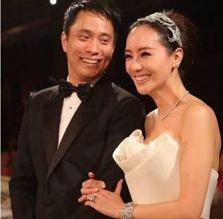 关颖＆朱志威夫妇，与友人聚会开心甜笑：难忘的夜晚