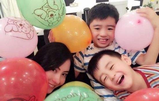 张柏芝分享两个儿子唱歌视频，兄弟俩唱起歌自信十足