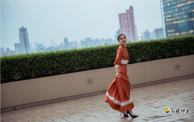 Angelababy写真大片：两套造型各有风格，女人味