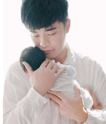 陈赫分享女儿Anan背影照片：身后是五只可爱宠物