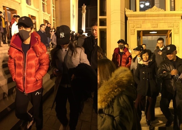 网友偶遇王俊凯＆李冰冰看话剧：站起来比划和模仿