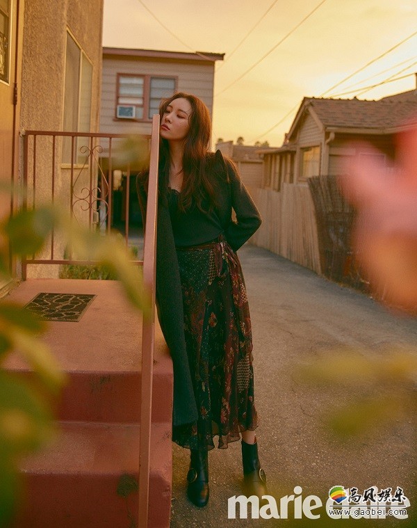 时尚杂志《Marie Claire》公开了一组宣美拍摄的12月刊写真