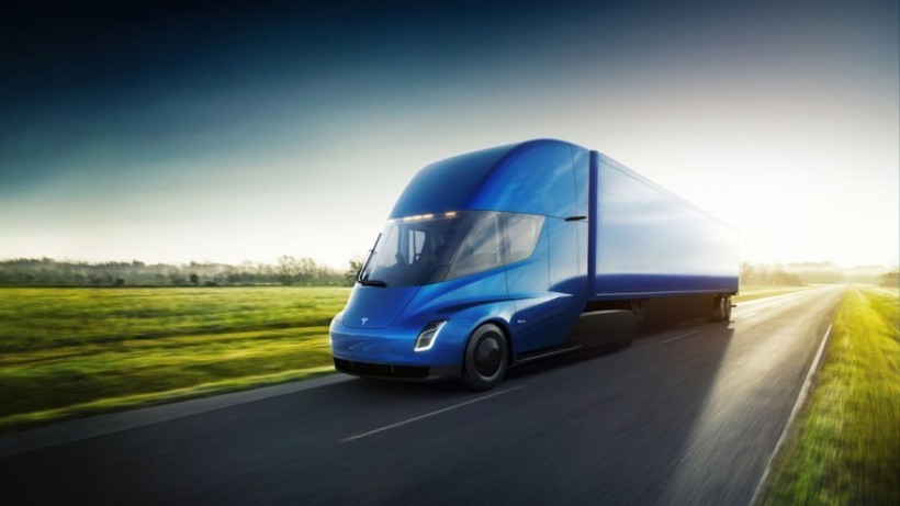 特斯拉SEMI纯电卡车：续航800公里，2019年量产