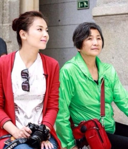 刘涛给“老戏骨”郑佩佩洗脚揉肩膀：暖心似亲母女