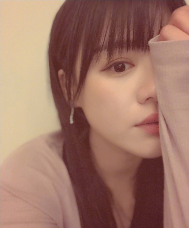 马思纯分享自拍照:齐刘海,清新灵动,文艺范十足