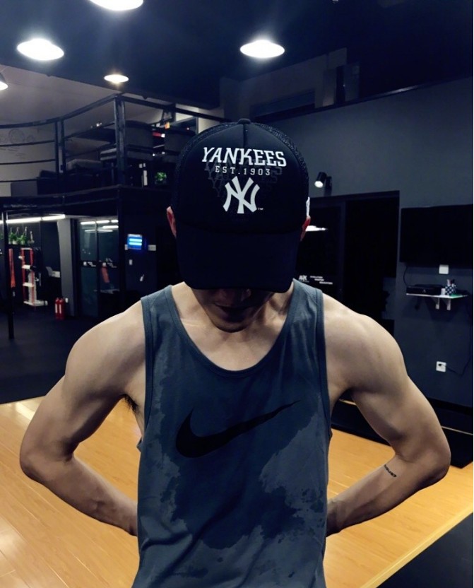 孔垂楠晒出健身成果照:手臂与腹部,肌肉线条抢镜