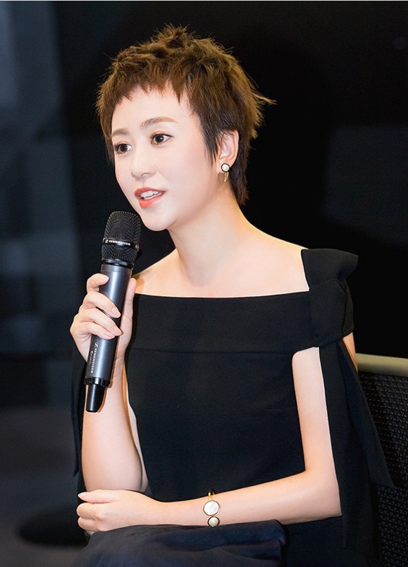 马丽超短发造型出席活动香肩微露文静性感