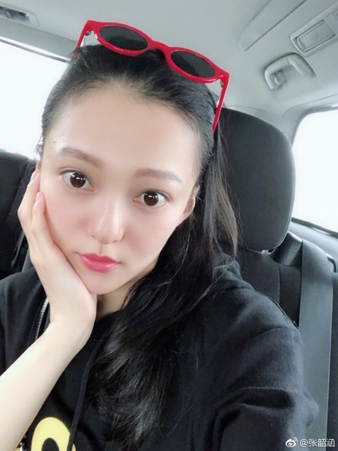张韶涵晒出自拍照不见黑眼圈不显疲惫气色极好