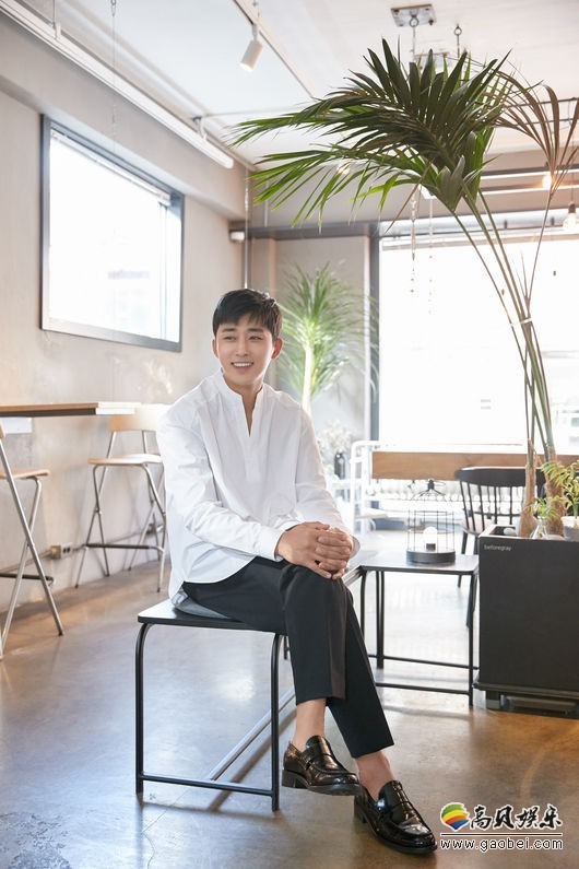 孙浩俊接受采访  所说的土气指的是正装造型并非专指长相